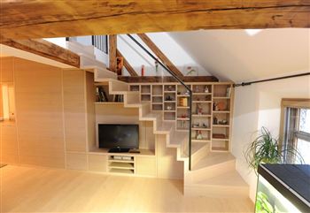 Allzwecktreppe: Wohnzimmerschrank mit Garderobe, Treppe und Regale