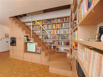 Scala con cucina e libreria