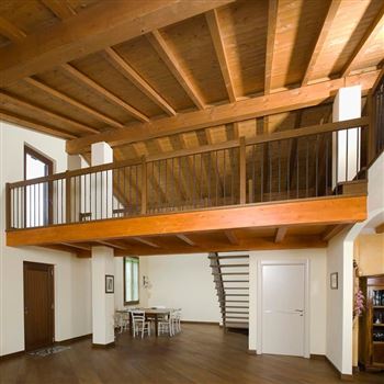 Loft con scala a corrimano portante